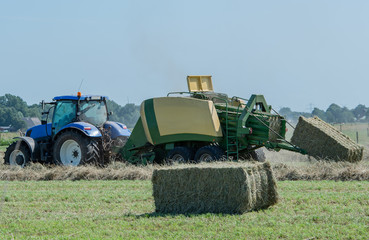 Obraz premium Ballenpresse bei der Heuernte