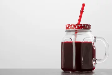 Photo sur Aluminium Jus red juice in glass jar on white background