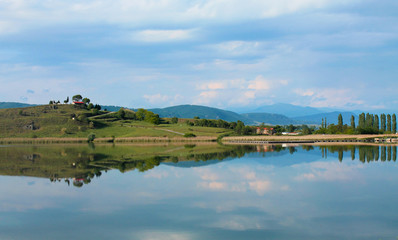 Fototapeta na wymiar Hill mirrored on a lake
