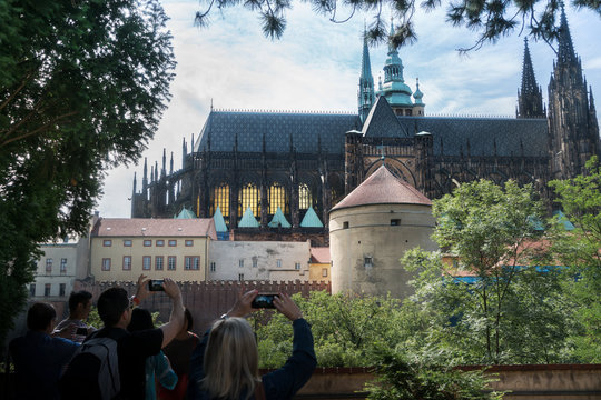 Tourisme, cath&eacute;drale et smartphone, &agrave; Prague ext&eacute;rieur, Tch&eacute;coslovaquie