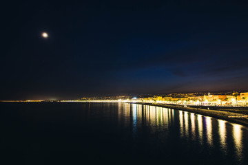 Stimmungsvoller idylischer Sonnenuntergang am Meer, Mond,  Nachtaufnahme, Langzeitbelichtung,  Nizza-Frankreich