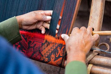 Bolivianische Frau beim traditionellen Weben