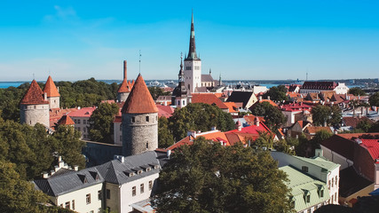 Fototapeta premium Vista aerea de la ciudad antigua y medieval de Tallin, Estonia