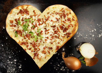 Flammkuchen Herz mit Speck und Zwiebeln