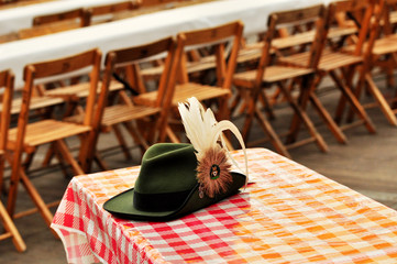 Schützenfest, ein grüner Schützenhut mit Spielhahnfeder auf dem Tisch im Festzelt