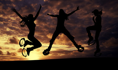 Kangoo Jumps bei Abendämmerung