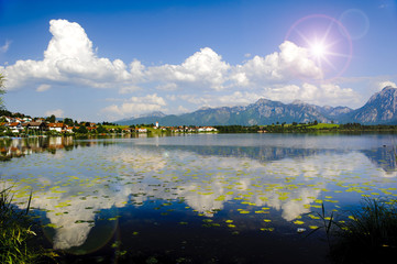 Panorama Landschaft in Bayern mit Alpen im Allgäu und Spiegelung im Hopfensee