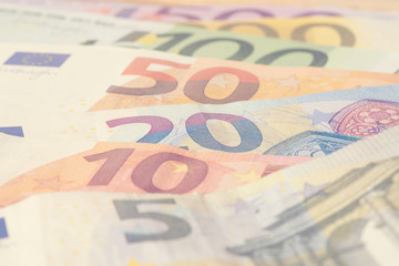 Nahaufnahme von vielen Euro Geldscheinen