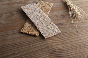 Obraz premium rye cpispbread on a wooden background
