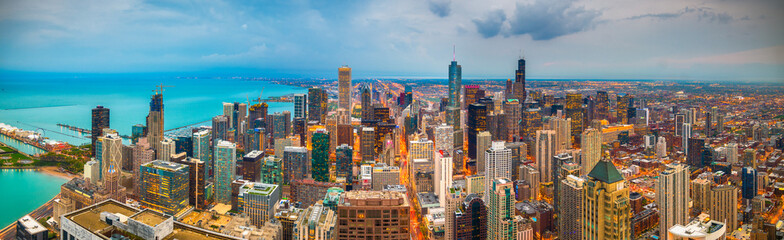 Naklejka premium Chicago, Illinois, USA Skyline o zmierzchu