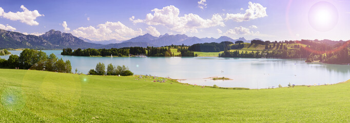 Panorama Landschaft in Bayern mit Berge der Alpen und See im Allgäu