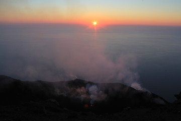coucher de soleil sur le cratère du Sromboli