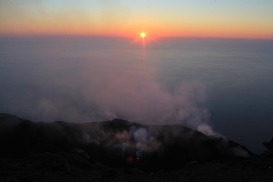 coucher de soleil sur le cratère du Sromboli