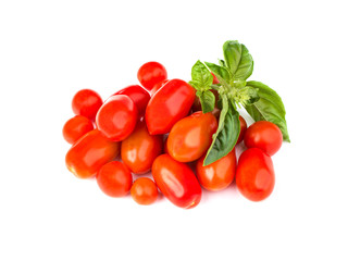 tomates cerises avec basilic sur fond blanc