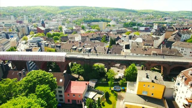 Drohnenflug &uuml;ber alter Eisenbahnbr&uuml;cke in der Innenstadt 