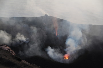 éruption dans le cratère du Stromboli, Italie