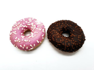 Schokoladen Donut freigestellt auf wei&szlig;em Hintergrund