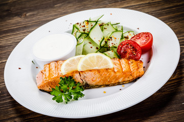 Salmon steak and vegetables