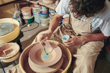 Creating a jar or vase of white clay close-up. Master crock.