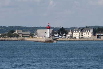 Fototapeta na wymiar le port de Saint-Vaast-la-Hougue dans le Cotentin et le fort de la Hougue,Manche,Normandie
