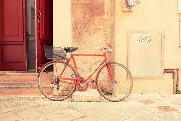 Fototapeta na wymiar Retro bike parked in an old street in Italy
