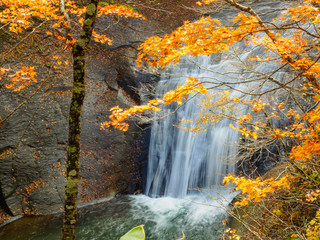 Fototapeta na wymiar 恵庭渓谷の白扇の滝