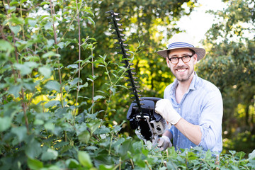 Mann bei der Gartenarbeit mit einer Heckenschere 
