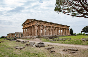 Fototapeta na wymiar Hera-Tempel oder auch Poseidon- oder Neptun-Tempel, dahinter Hera-Tempel (Basilika) Paestum