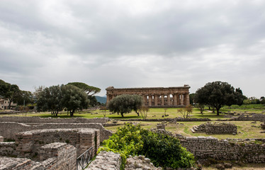 Fototapeta na wymiar Hera- (Poseidon-)Tempel, Archäologische Stätte Paestum, UNESCO, Parco Nazionale di Cilento, Provinz Salerno, Region Campania, Kampanien, Italien