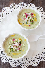 Erfrischende Gurkensuppe auf Eis