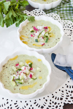 Erfrischende Gurkensuppe auf Eis