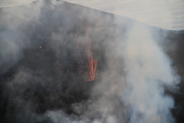 éruption dans le cratère du Stromboli, Italie
