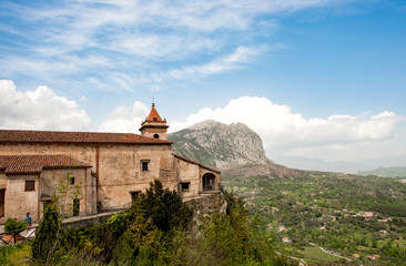 Pilgerkirche PIetra Santa bei San Giovanni a Piro, hinten Berg Bulgheria, Parco Nazionale di...