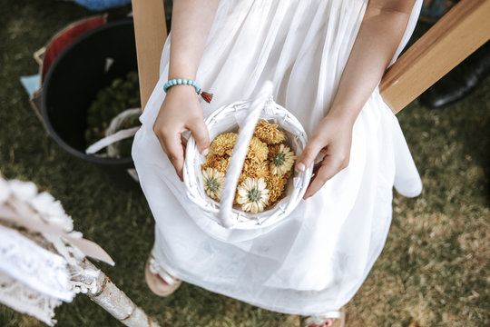 Blumen im Korb bei Hochzeit