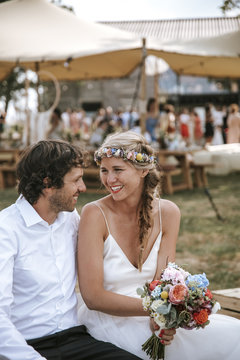 Brautpaar auf Outdoor Boho Hochzeit