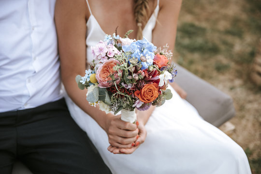 Braut hält Blumenstrauss Vintage Wedding