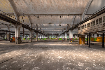 Alte Produktionshalle mit impossantem Dach
