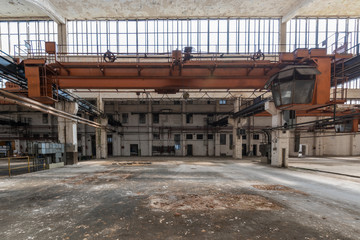Alter Kran mit Glasfassade in altem Fabrikgebäude