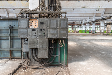 Fototapeta na wymiar Elektroanlage in einem alten Fabrikgebäude