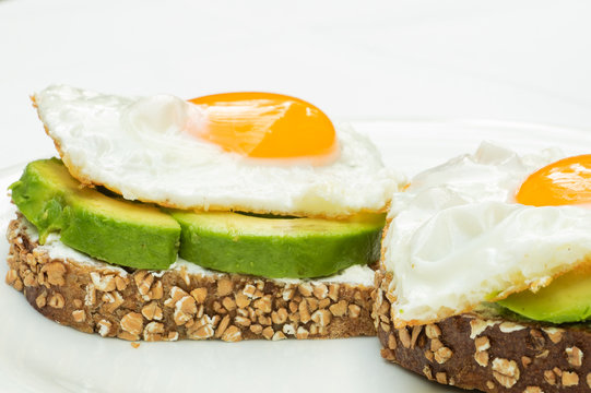 Gesundes Fr&uuml;hst&uuml;ck mit Vollkornbrot, Avocado und Spiegelei 