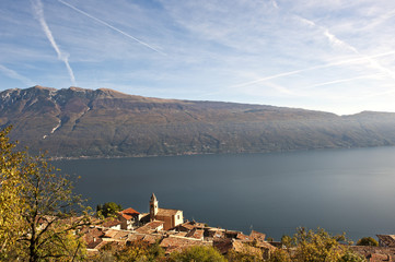 Blick über das Dorf Muslone, Ortsteil von Gargnano, über den Gardasee auf das gegenüber liegende...