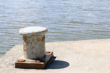 Naklejka premium Bollard on the harbor edge