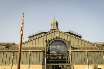 Naklejka premium Fasada Born Market, XIX wiek. Dzielnica Gotycka w Barcelonie. Barcelona, Katalonia, Hiszpania