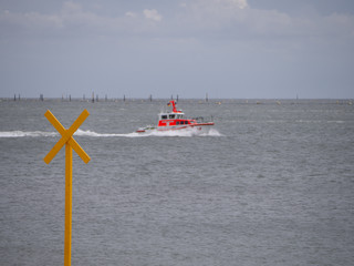 Schild Baden verboten vor Rettungsboot