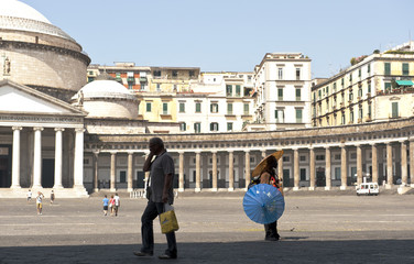 Obraz premium Sonnenschirmverkäufer und Passant auf der Piazza del Plebiscito, Neapel, Napoli, Kampanien, Campagna, Italien, Italia