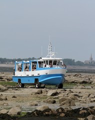 Naklejka premium bateau promenade amphibie ,saint vaast la hougue, île de Tatihou, Cotentin,Manche,Normandie