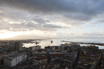 Blick über den Hafen zum Vesuv im Morgenlicht, Neapel, Napoli, Kampanien, Campagna, Italien, Italia