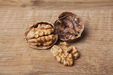 kırılmış ceviz ve kabuğu