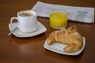 desayuno con cafe croissant y zumo de naranja 