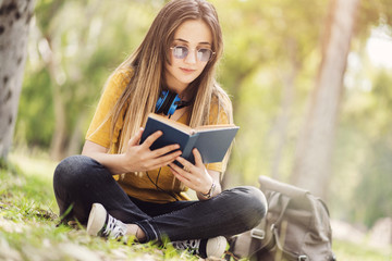 Obraz premium Reading a book at park
